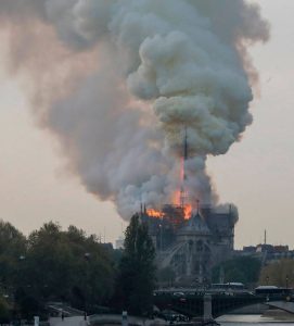 حريق هائل داخل كاتدرائية نوتردام في باريس