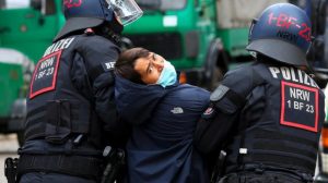 الشرطة الألمانية تتصدى لتظاهرات مناهضة لإجراءات العزل بمدافع المياه ورذاذ الفلفل