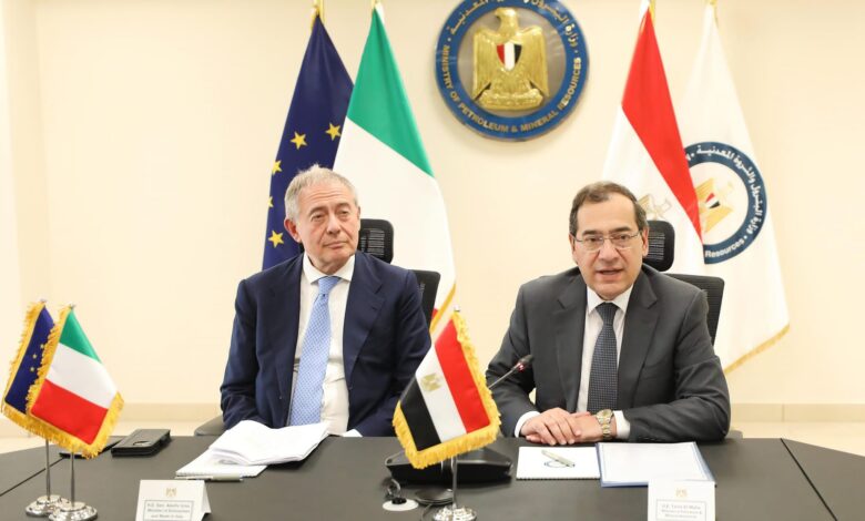 السفير الإيطالي في القاهرة ميكيلى كوارونى وقيادات قطاع البترول .