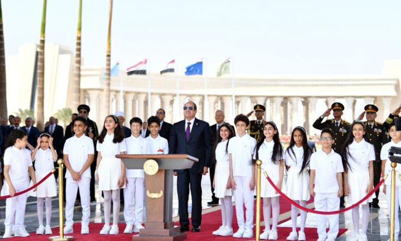 الرئيس السيسي يوقع على سجل الشرف ويرفع علم مصر من ساحة الشعب بالعاصمة الإدارية